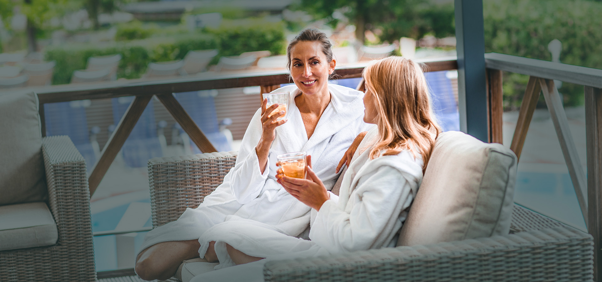 Beste Freundinnen auf Terrasse