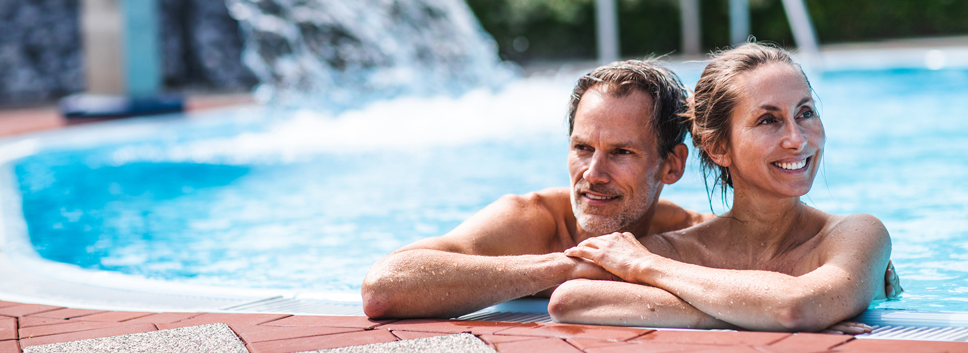 Zwei Menschen in einem Pool